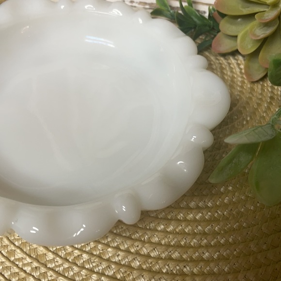 Vintage Milk Glass ~ Anchor Hocking ~ Ashtray or Trinket Dish 5 1/4”x1 1/4” - Picture 2 of 7